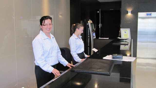 Recepcionistas en un hotel, uno de los empleos del sector turístico / EP