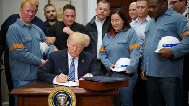 Donald Trump en la firma de los primeros aranceles a las importaciones de acero y aluminio de su mandato