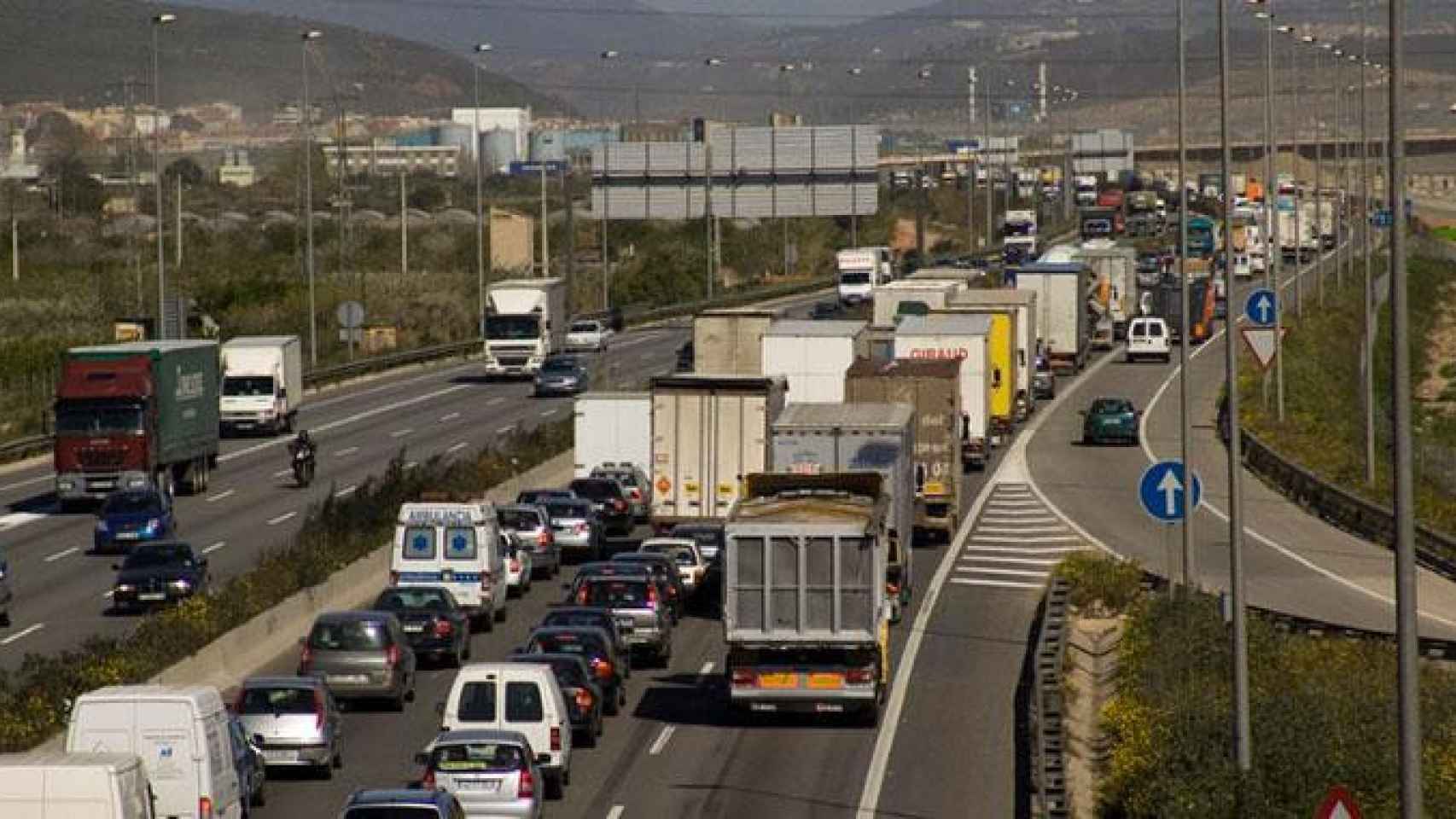 Tráfico en una carretera en representación a las inversiones públicas en infraestructuras / CÁMARA DE COMERCIO DE BARCELONA