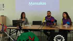 Oriol Alfambra y Núria Soto, portavoces de Ridersxderechos y fundadores de Mensakas, durante la presentación de la nueva 'app' de reparto a domicilio / CG
