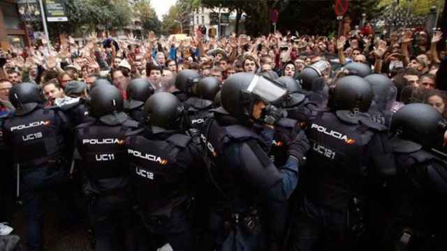 Intervención policial del 1 de octubre en Cataluña, que los hoteleros han pedido no emitir más / EFE