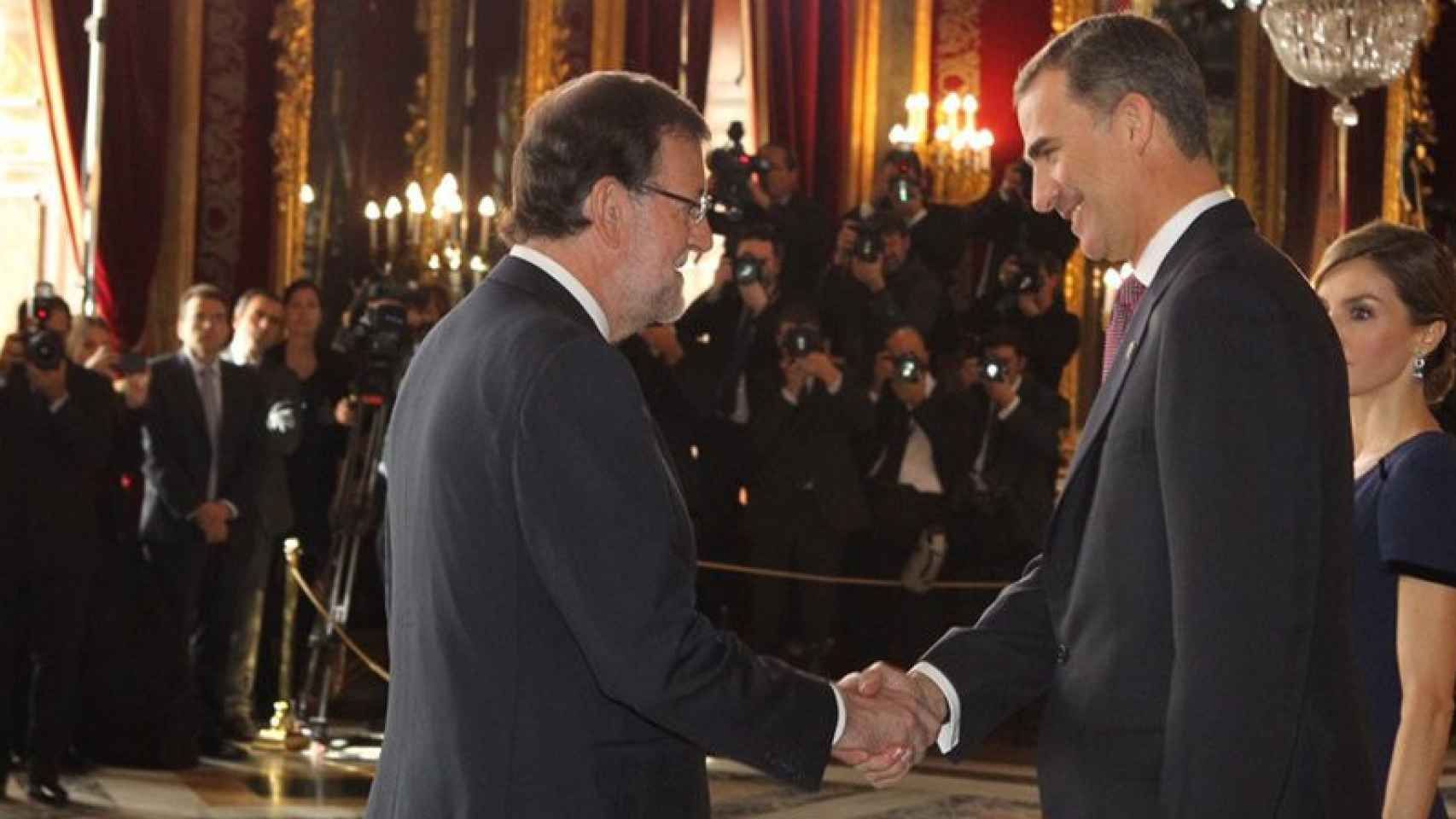 El presidente del Gobierno, Mariano Rajoy, con los Reyes de España, en la recepción del Día de la Hispanidad.
