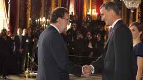 El presidente del Gobierno, Mariano Rajoy, con los Reyes de España, en la recepción del Día de la Hispanidad.