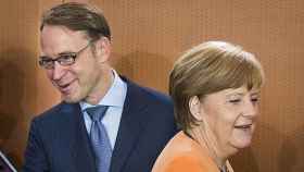 El presidente del Bundesbank, Jens Weidmann (i), junto a la canciller alemana Angela Merkel (d). / EFE