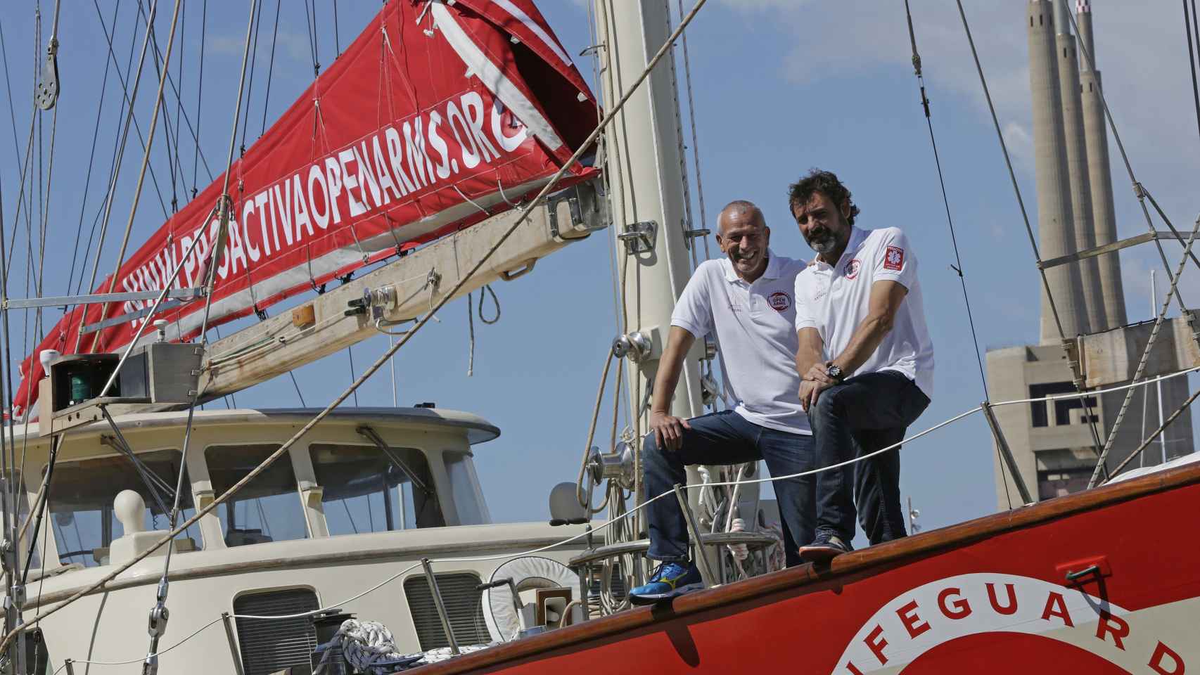 Livio Lo Monaco y Oscar Camps, en la embarcación 'Astral' en el Puerto de Barcelona