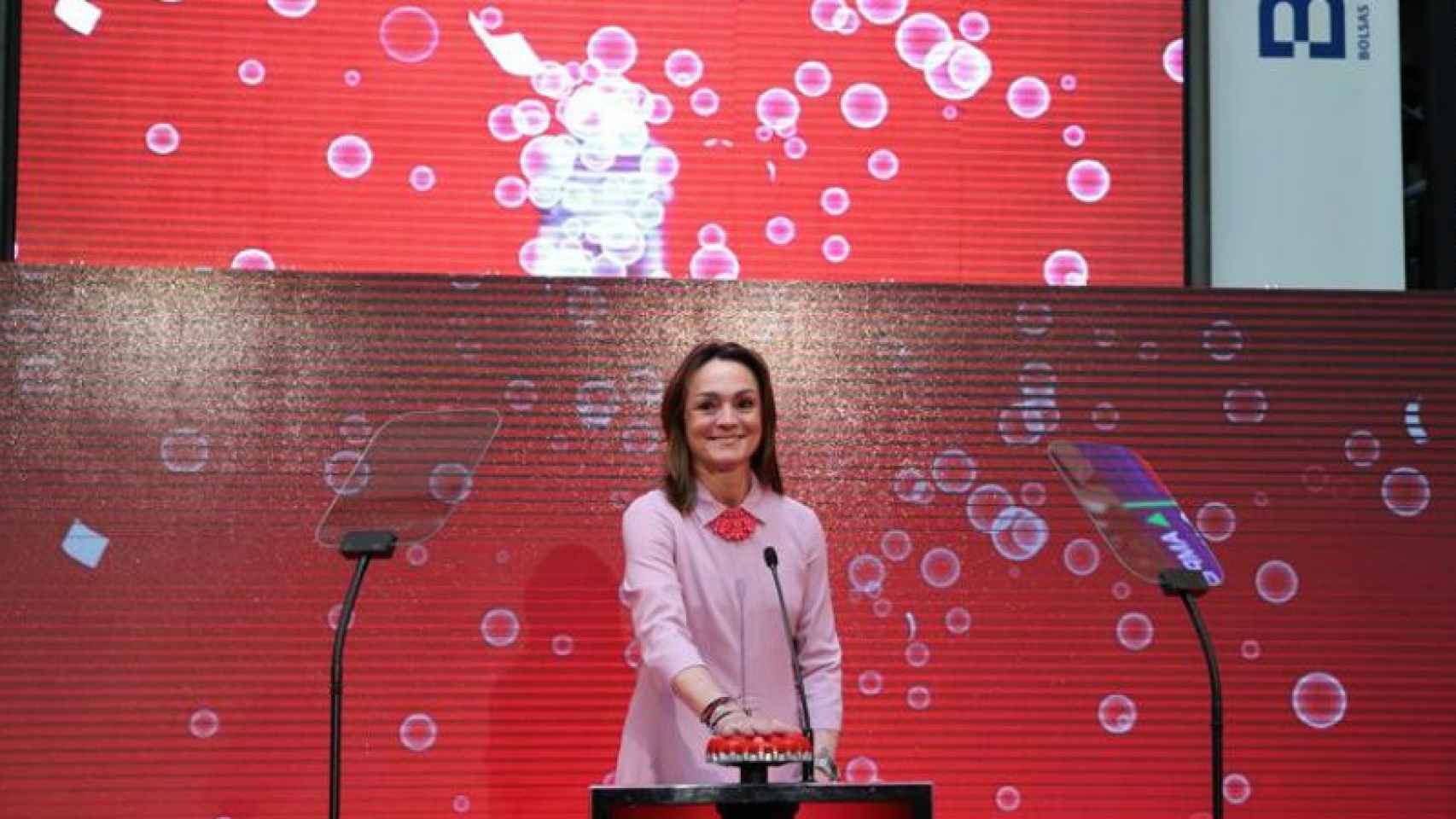 La presidenta de Coca-Cola European Partners, Sol Daurella, ha sido la encargada del toque de campana este jueves en la Bolsa de Madrid.
