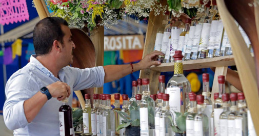 Botellas de mezcal en un festival de México - EFE