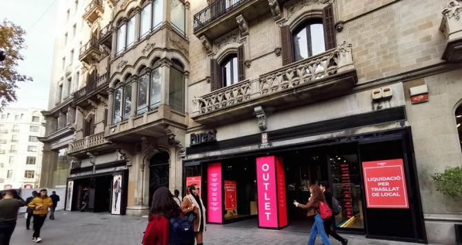 Tienda de Furest al lado de Zara del paseo de Gràcia de Barcelona / LENA PRIETO