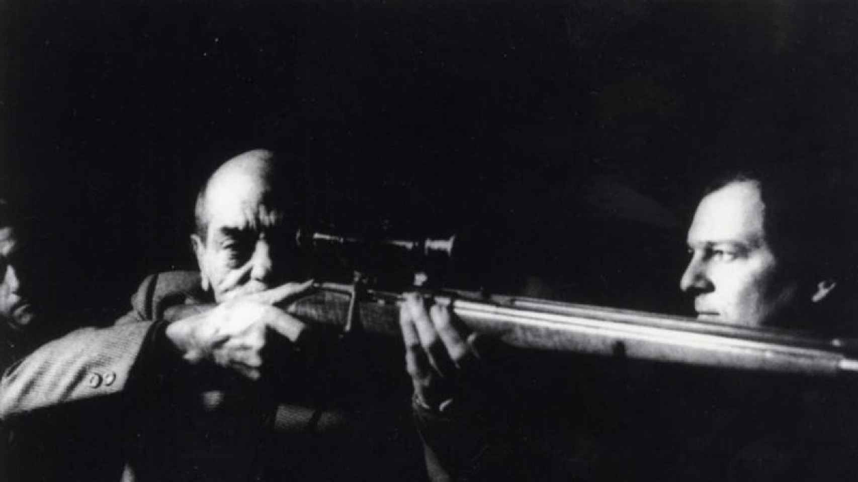 El director de cine Luis Buñuel, con un fusil