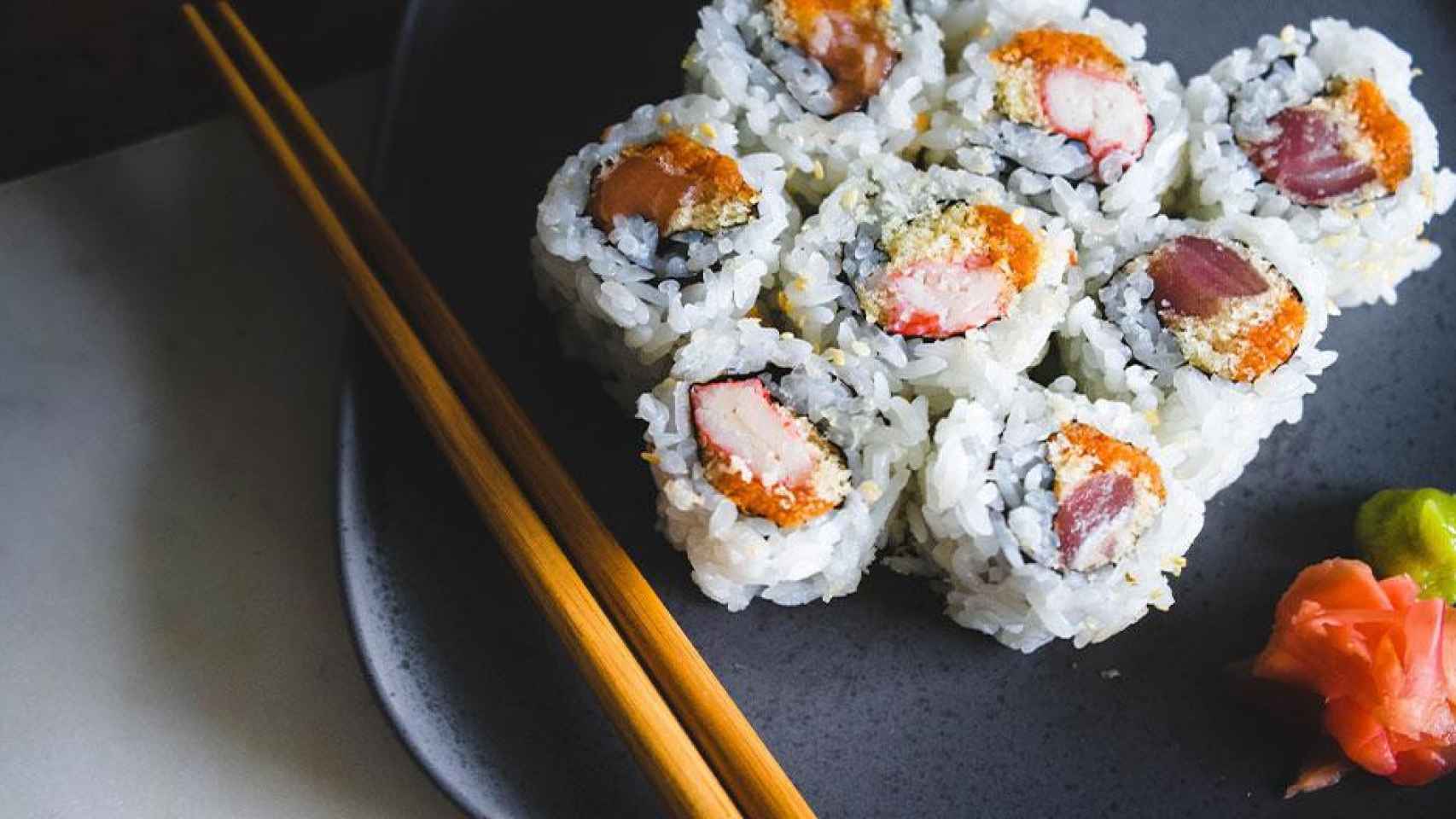 Plato de sushi, comida japonesa por excelencia / UNSPLASH