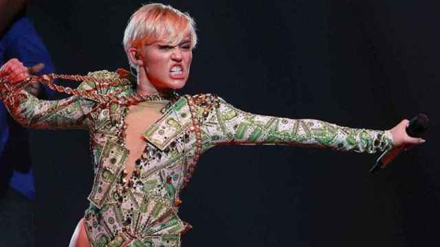 Miley Cyrus, en una actuación anterior en Barcelona, donde regresará en mayo de la mano del Primavera Sound / EFE