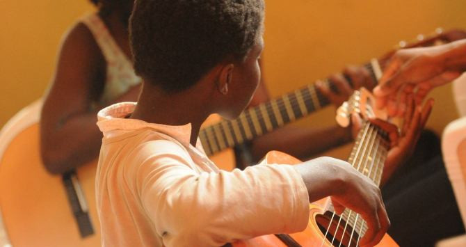 Niño aprendiendo a tocar la guitarra / CREATIVE COMMONS