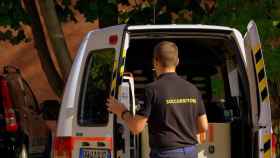 Un socorrista abre la puerta de una ambulancia / PIXABAY