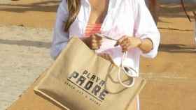 Eva Longoria pasea por Marbella con una bolsa de su nuevo beach club / CG