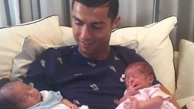 Cristiano Ronaldo muestra su felicidad con sus bebés en brazos