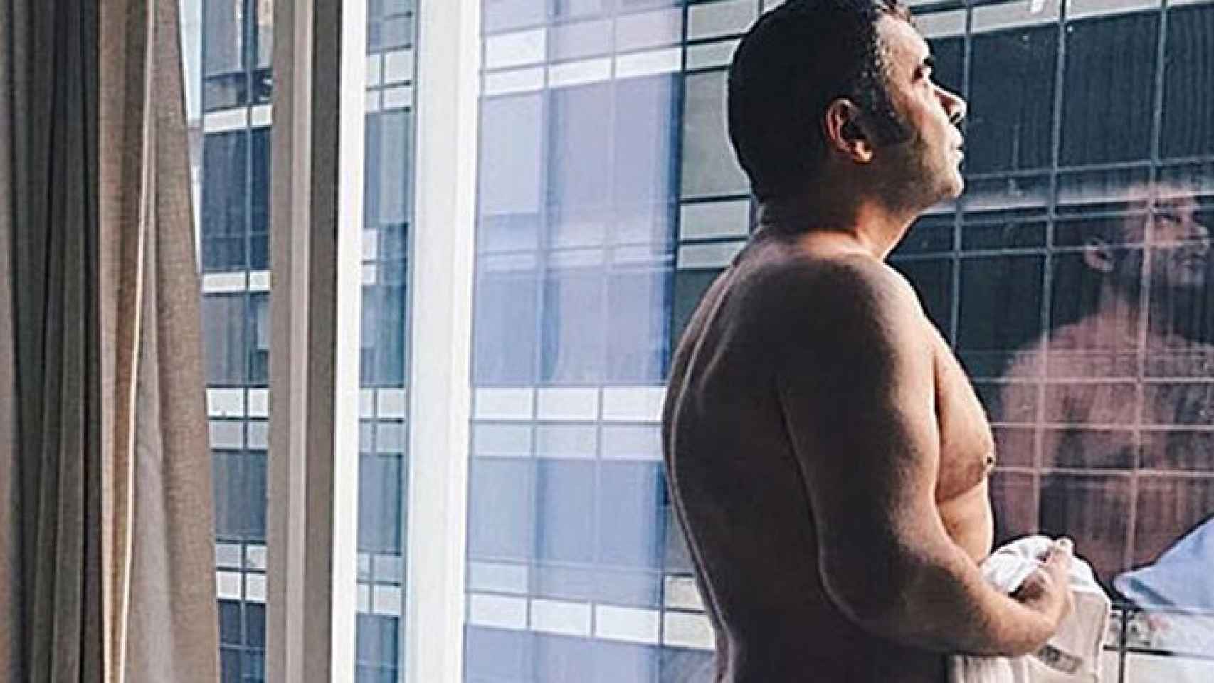 Jorge Javier Vázquez ha colgado una foto en Instagram en la que aparece desnudo en el hotel de Nueva York donde se aloja estos días / CG