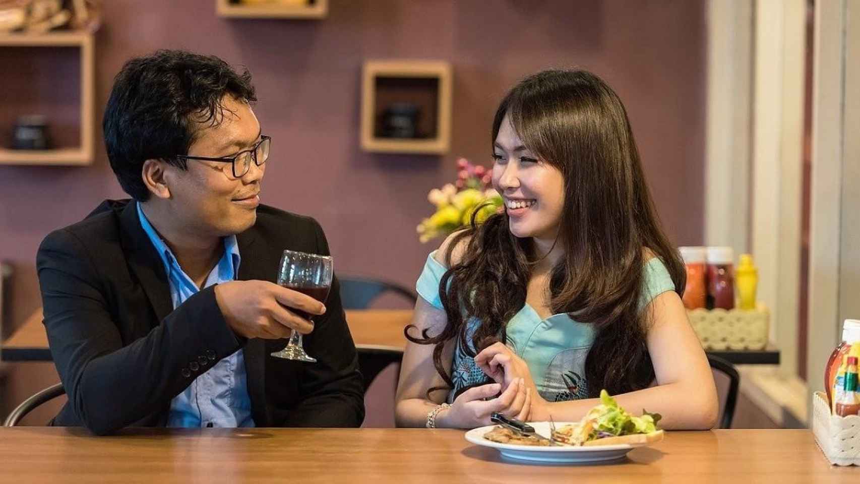 Japón potencia la formación de parejas sentimentales / Sasin Tipchai EN PIXABAY