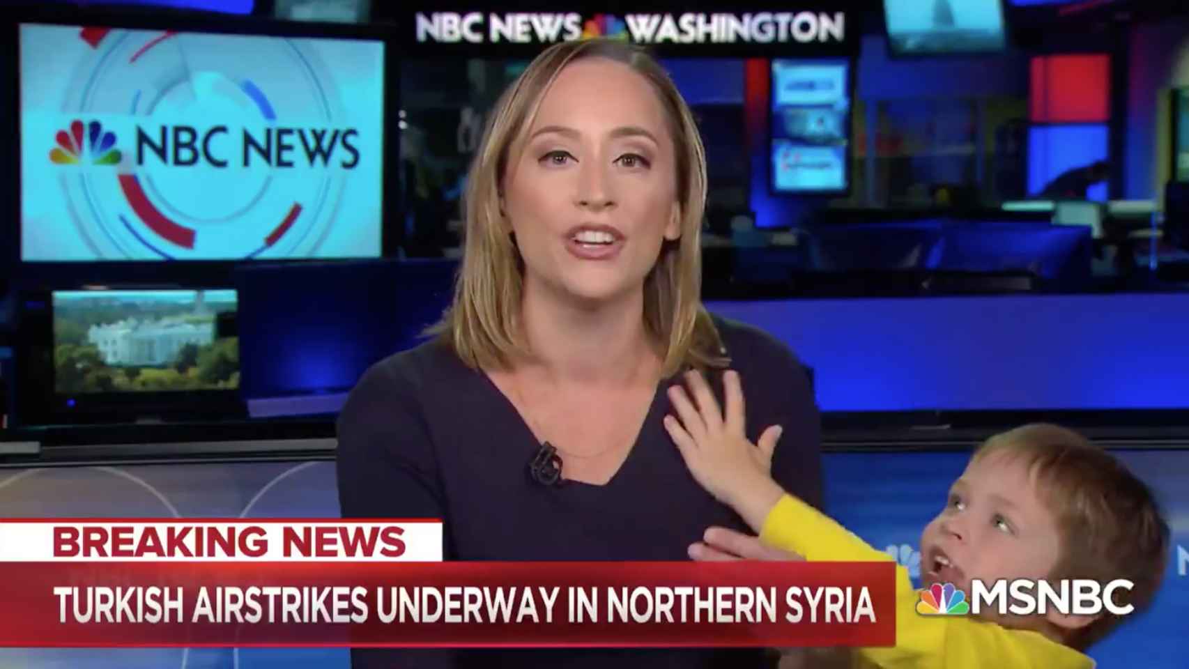 La periodista de la NBC, Courtney Kube, mientras su hijo irrumpe en el informativo / TWITTER