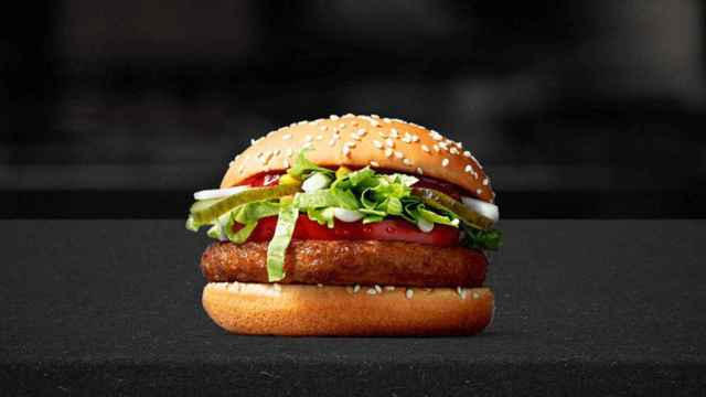 Una foto de archivo de la nueva hamburguesa vegana de McDonald's