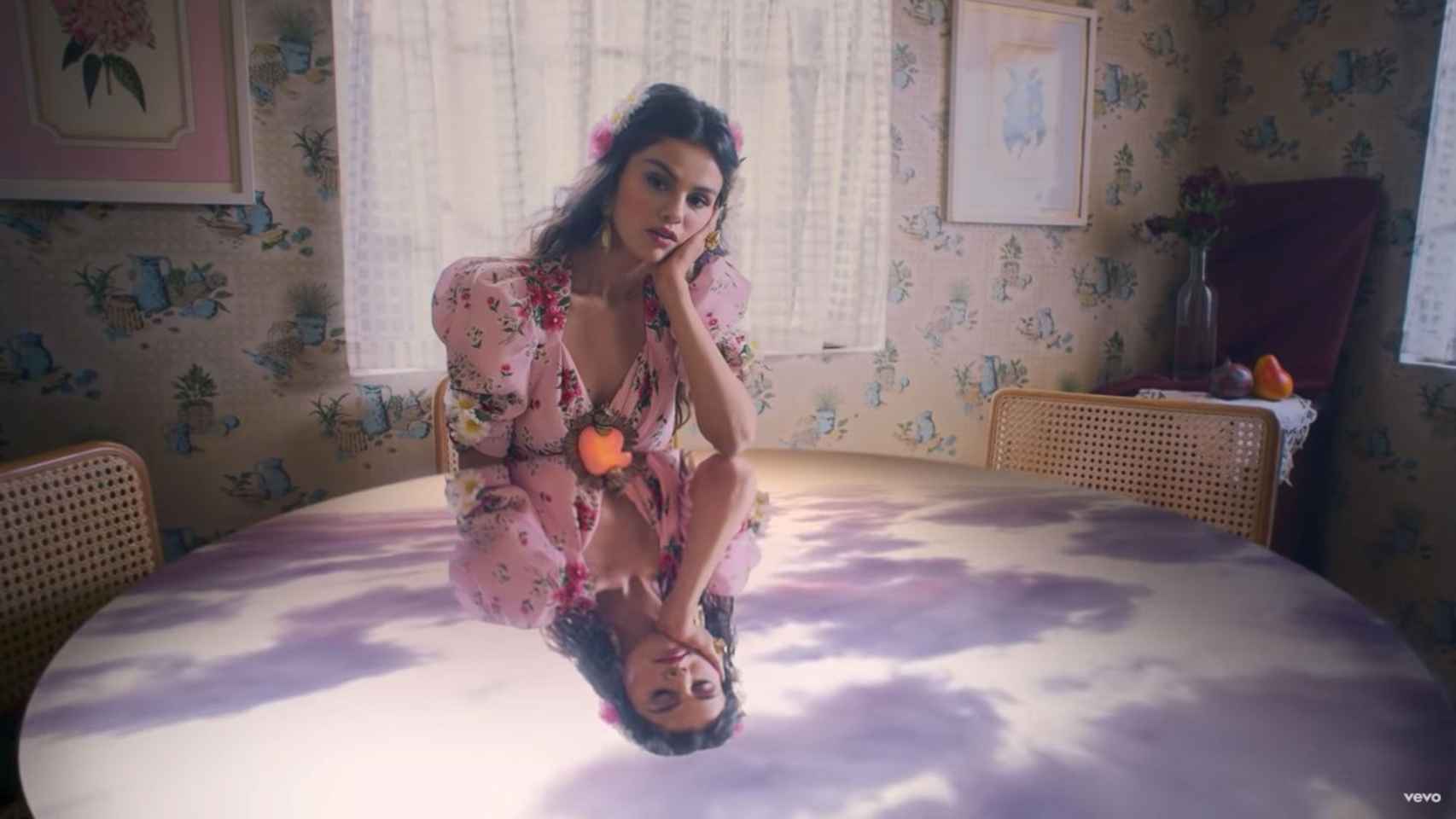 La cantante Selena Gómez en el videoclip de su nuevo tema, 'De una vez' / EP