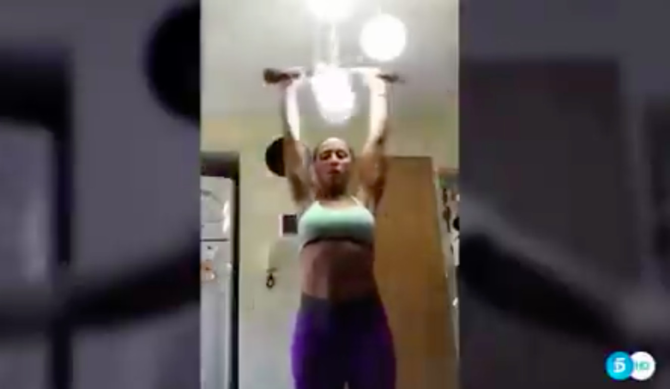 Una mujer rompe la bombilla de su casa mientras hace ejercicio con pesas / MEDIASET