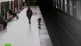 El niño segundos antes de caer a la vía del tren