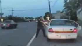 El policía dispara al joven en el interior de su coche