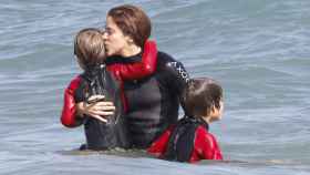 Shakira con sus hijos en la playa
