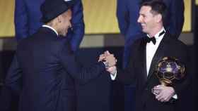 Leo Messi recibe su quinto balón de oro 2