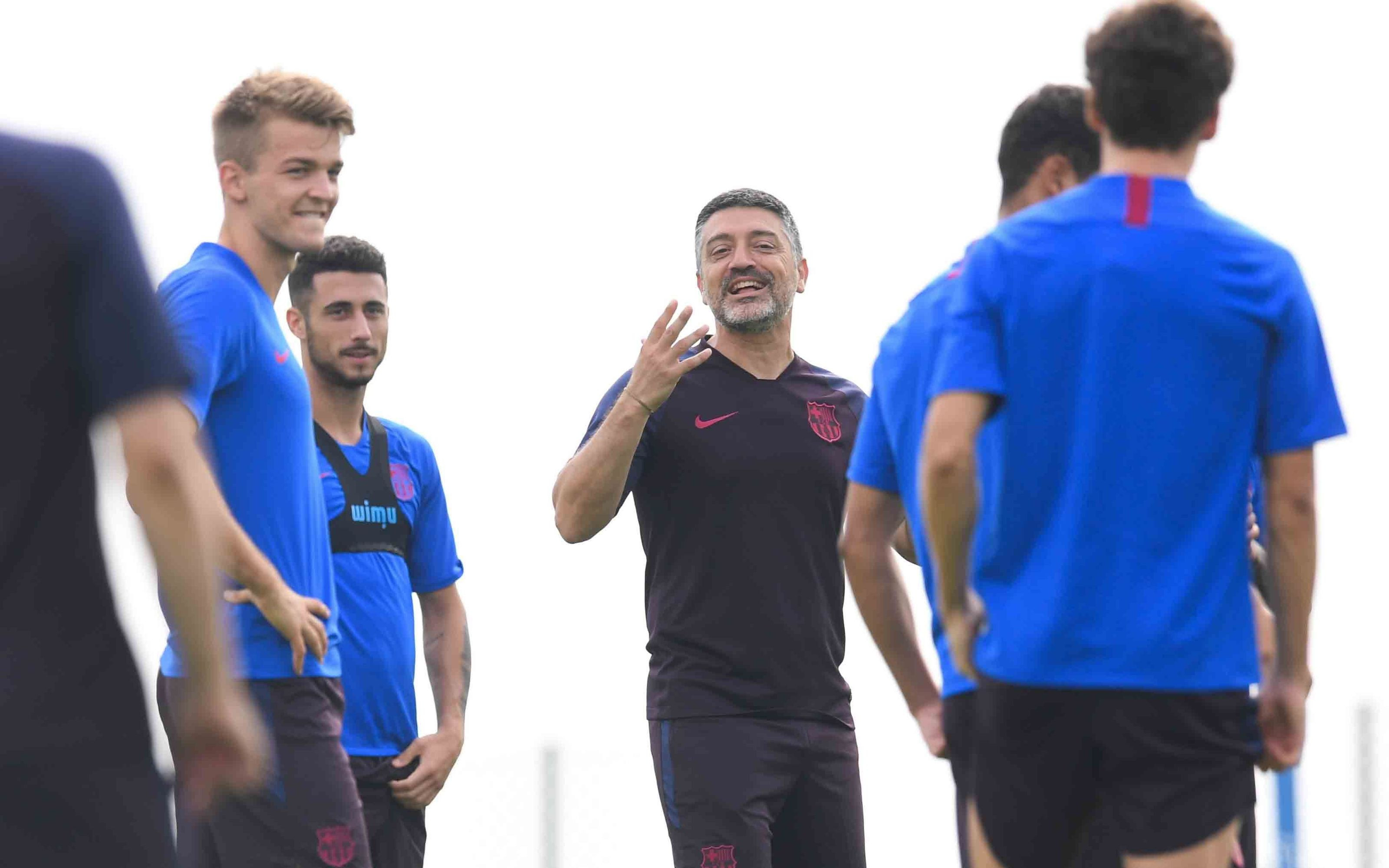 Garcia Pimienta dando órdenes a sus jugadores / FC Barcelona