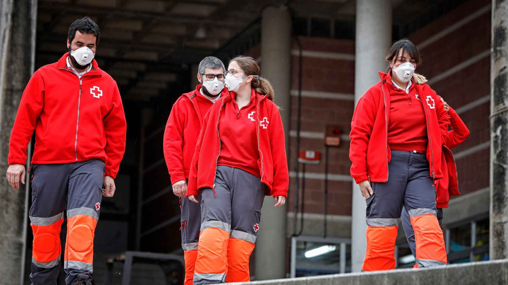 Voluntarios de Cruz Roja en el pabellón deportivo 'Las Comas' /EFE
