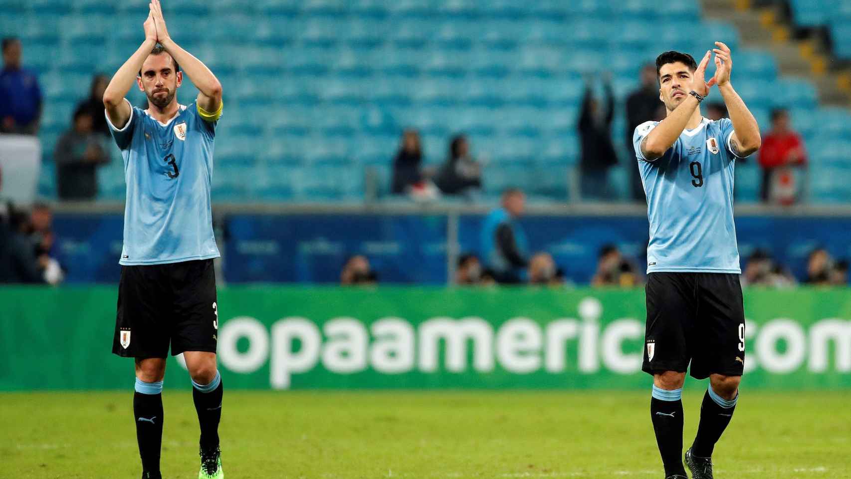 Godín y Suárez disculpándose con sus aficionados en el último partido de Uruguay / EFE