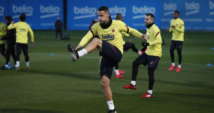 Rey Manaj, en el entrenamiento con el primer equipo del Barça | FCB