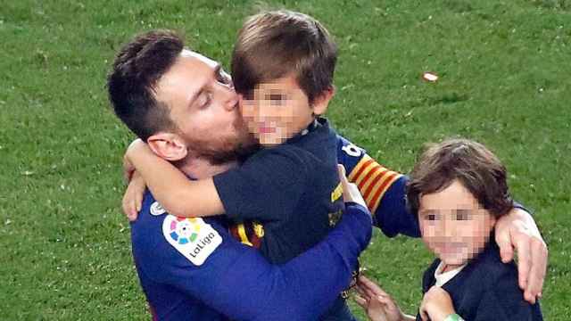 El delantero argentino del FC Barcelona, Leo Messi, celebra con sus hijos la consecución del título de Liga / EFE