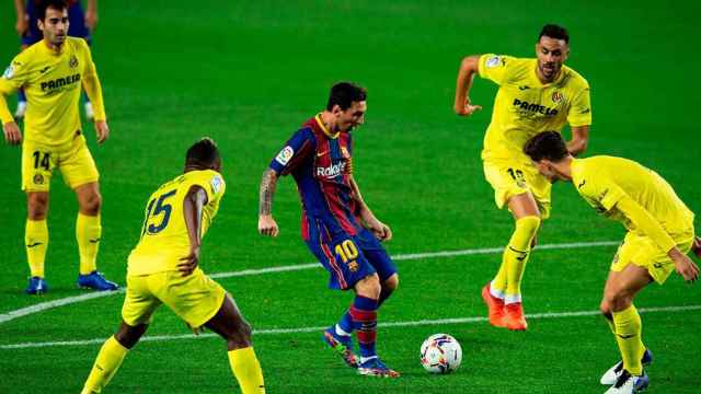 Leo Messi contra el Villarreal, solo rodeado de rivales / EFE
