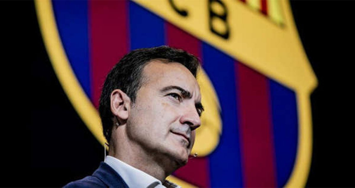 Ferran Reverter, frente al escudo del FC Barcelona / Archivo