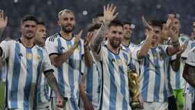 Leo Messi, junto a sus compañeros de selección, exhibiendo la Copa del Mundo ante la afición argentina / EFE