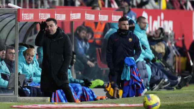 Xavi Hernández protesta una acción al árbitro durante el Girona Barça / EFE