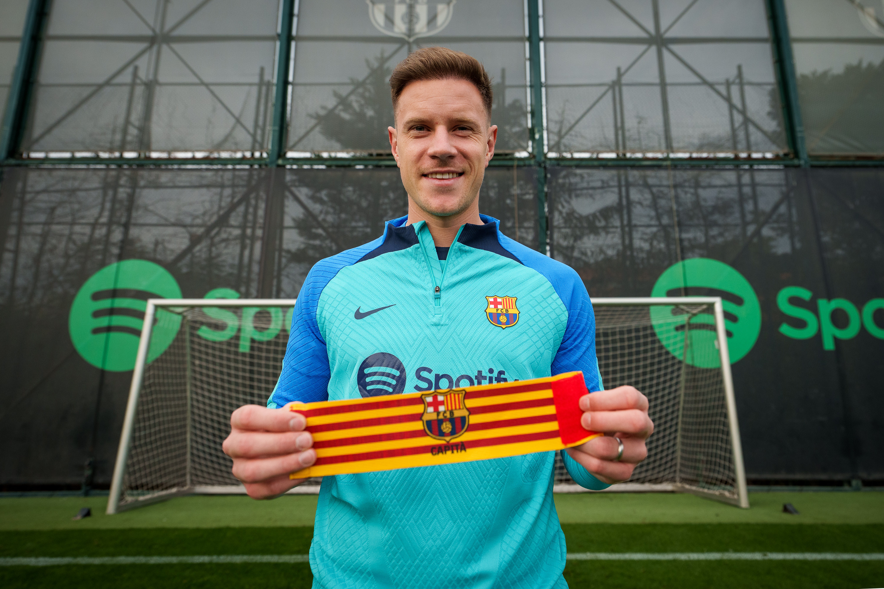 Ter Stegen, posando con el brazalete de capitán del Barça / FCB