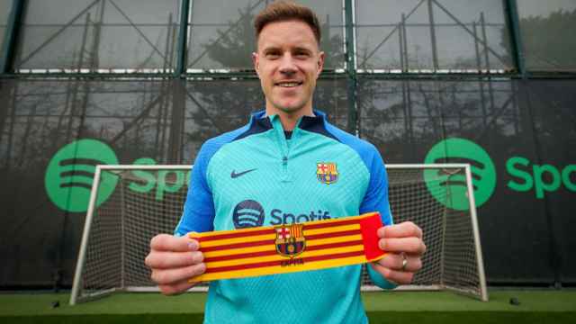 Ter Stegen, posando con el brazalete de capitán del Barça / FCB