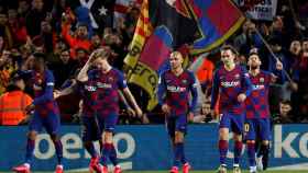 Los jugadores del Barça tras el gol de Messi / EFE