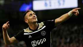 Dusan Tadic celebra un gol con el Ajax | REDES