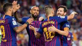 Messi, Luis Suárez y Arturo Vidal, nuevo fichajes, celebran el gol de Jordi Alba al Huesca / EFE