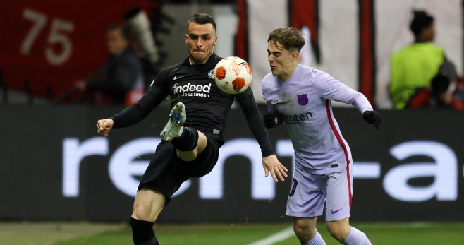 Gavi protagonizó un duro y tosco enfrentamiento contra los jugadores del Eintracht / EFE