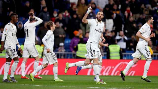 Benzema celebra el primer gol del Real Madrid frente al Alavés / EFE