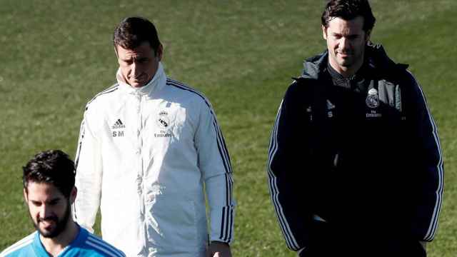 El técnico del Real Madrid, Santiago Solari (d), mira a Isco durante un entrenamiento / EFE
