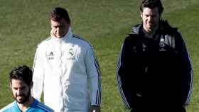 El técnico del Real Madrid, Santiago Solari (d), mira a Isco durante un entrenamiento / EFE