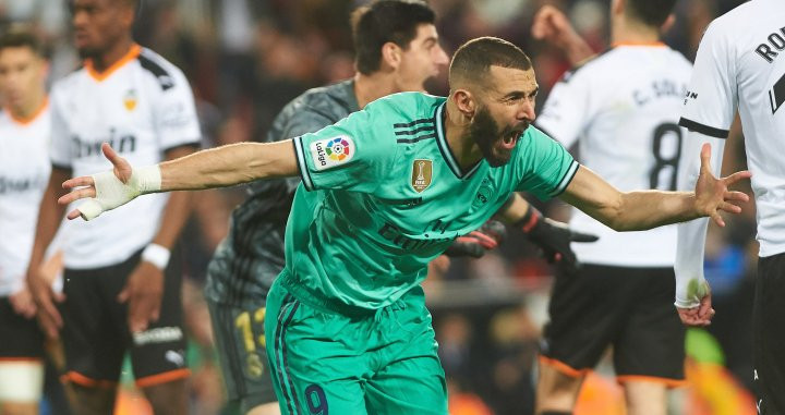 Benzema celebra su gol in extremis ante el Valencia/ EFE