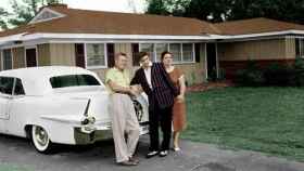 Elvis Presley, con sus padres ante la casa de Audubon Drive, que ha ardido hoy / CG