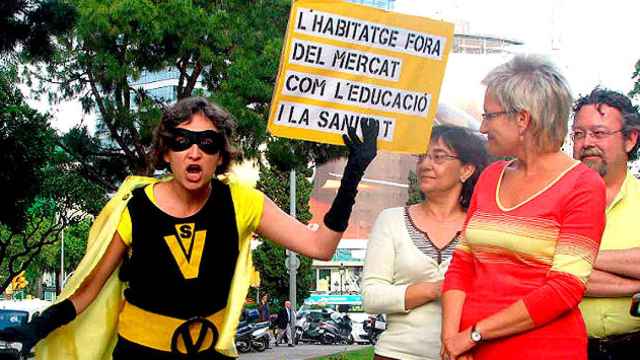Ada Colau, disfrazada de Supervivienda, interrumpiendo un acto electoral de la ecosocialista Imma Mayol en 2007
